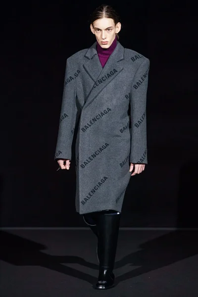 Look 16